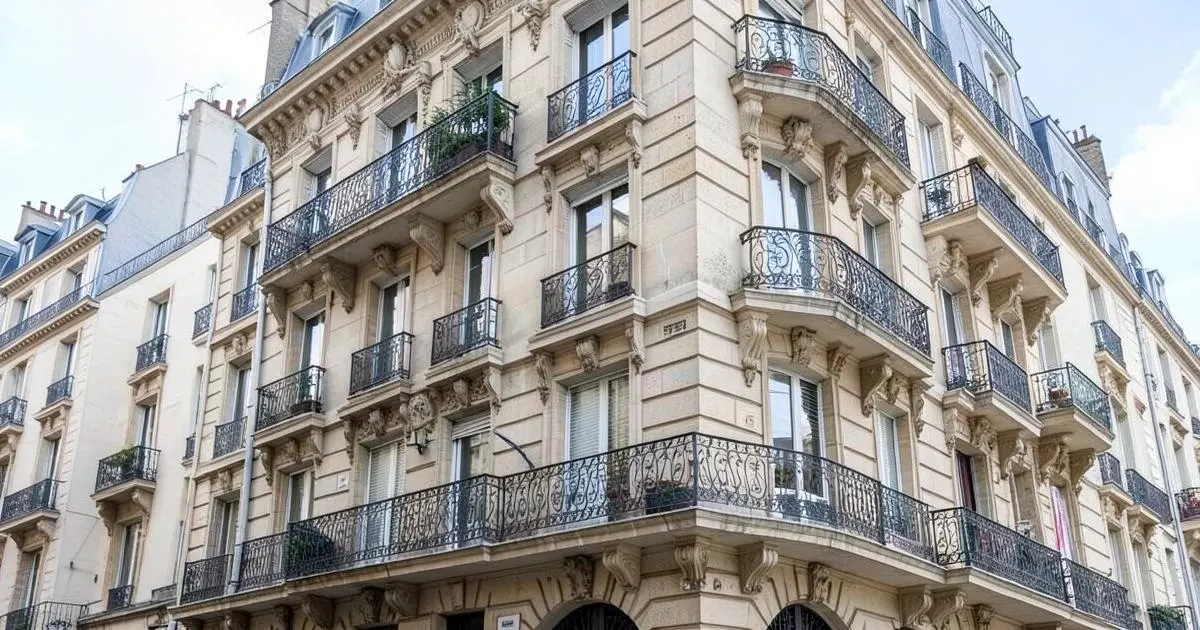 Façades d’immeubles anciens du centre-ville à Amiens